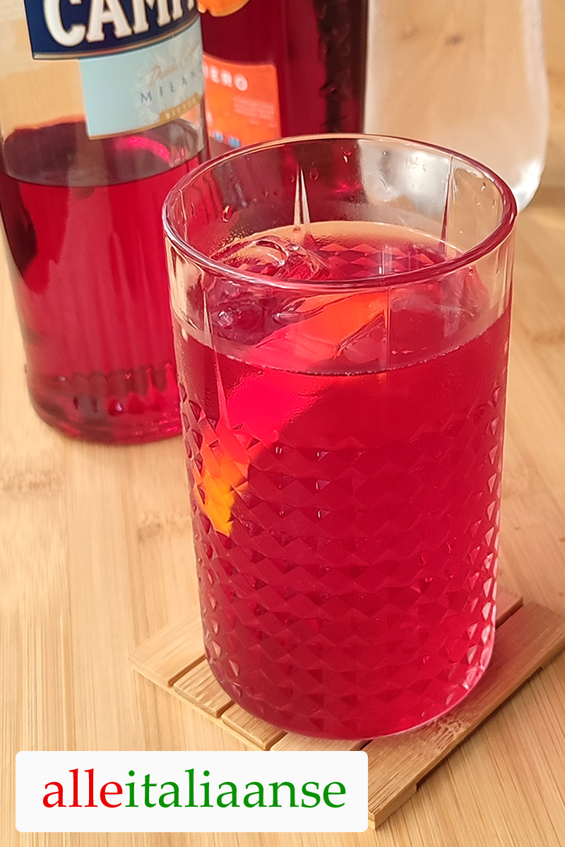 Onze zelfgemaakte Americano drankje met Bitter Campari en rode Vermout