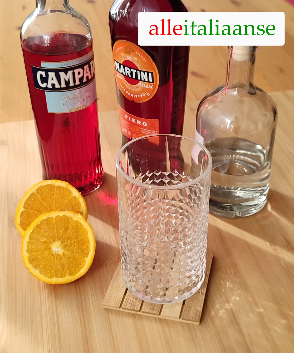 De ingrediënten van onze zelfgemaakte Negroni cocktail