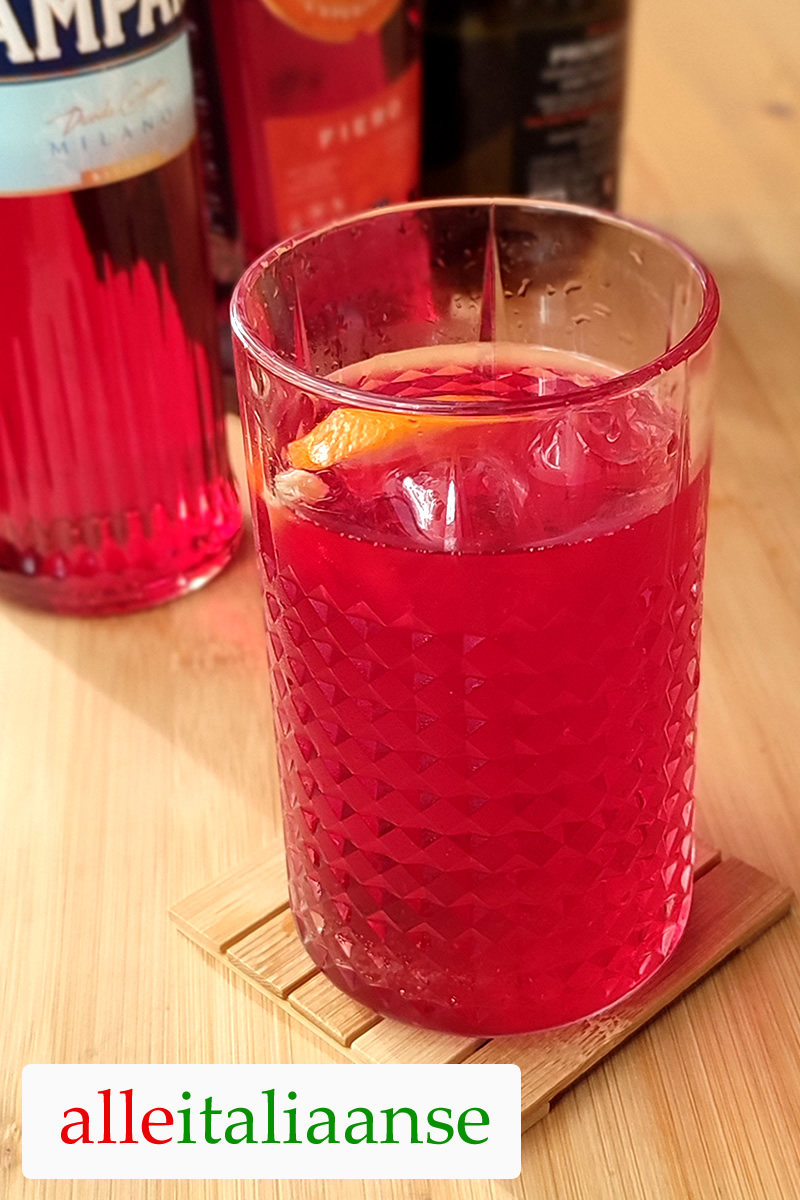 Onze zelfgemaakte Negroni drankje met Gin, Bitter Campari en rode Vermout