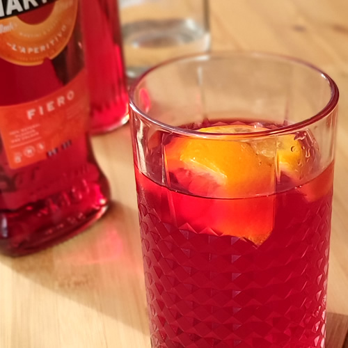 Detail van een zelfgemaakte Negroni