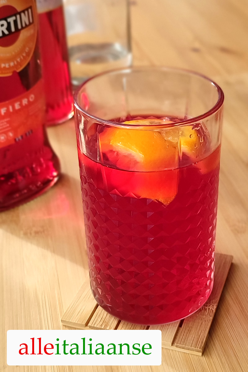 Onze zelfgemaakte Negroni drankje met Gin, Bitter Campari en rode Vermout