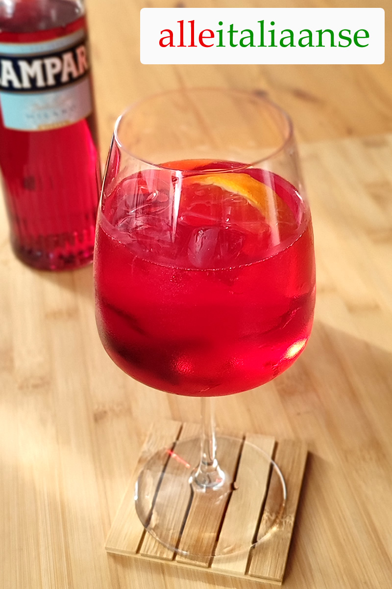 Een zelfgemaakte Campari Spritz in een wijnglasje