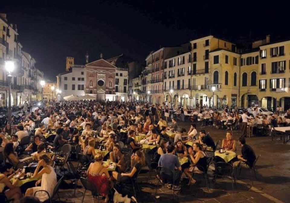 Piazza delle Erbe in Padua: studenten en spritz