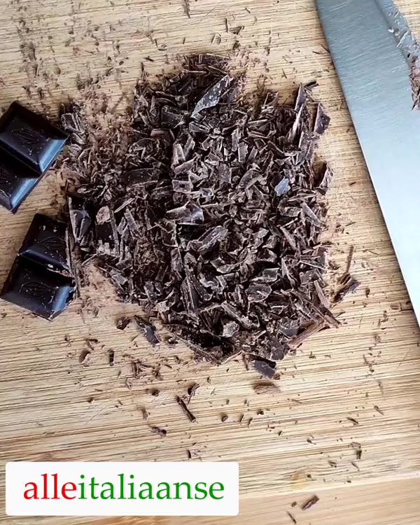 Snijd en voeg de chocoladestukjes toe