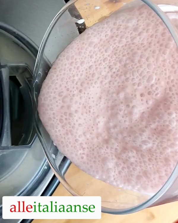 Giet het mengsel in de ijsmachine