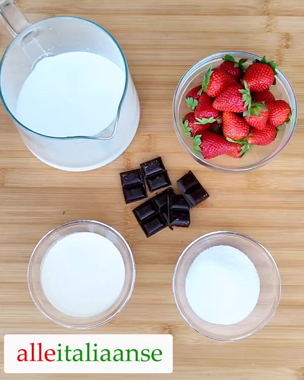 Aardbeien-stracciatella ijs recept 🍓🍫