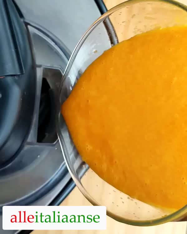 Giet het mengsel in de ijsmachine