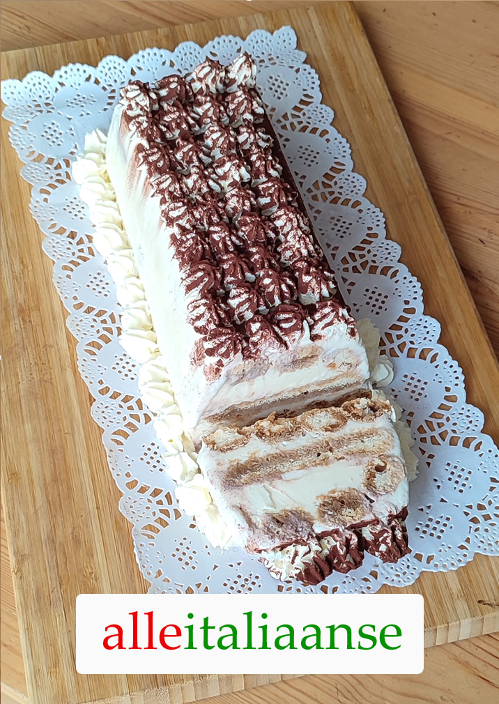 Zelfgemaakte klassieke tiramisù ijstaart