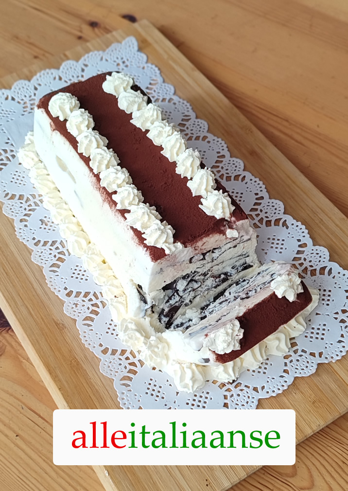 Zelfgemaakte viennetta ijstaart met chocolade en vanille ijs