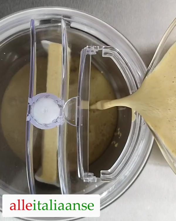 Giet het mengsel in de ijsmachine