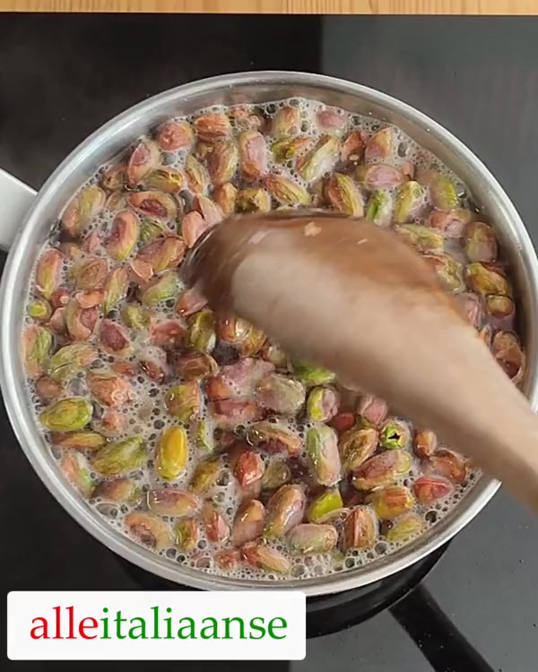 Verwijder de velletjes van de pistachenoten