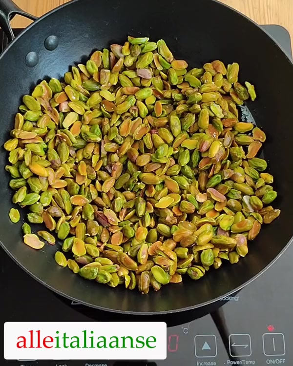 Rooster de pistachenoten indien nodig, of droog ze kort