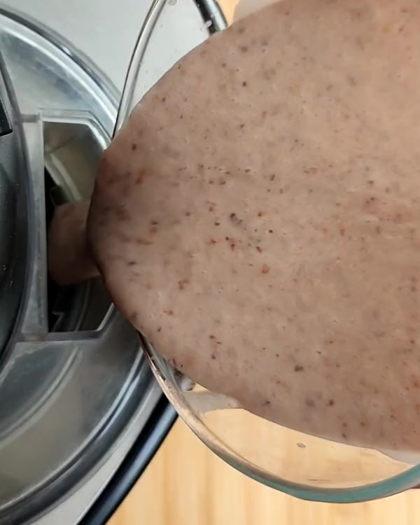 Giet het mengsel in de ijsmachine