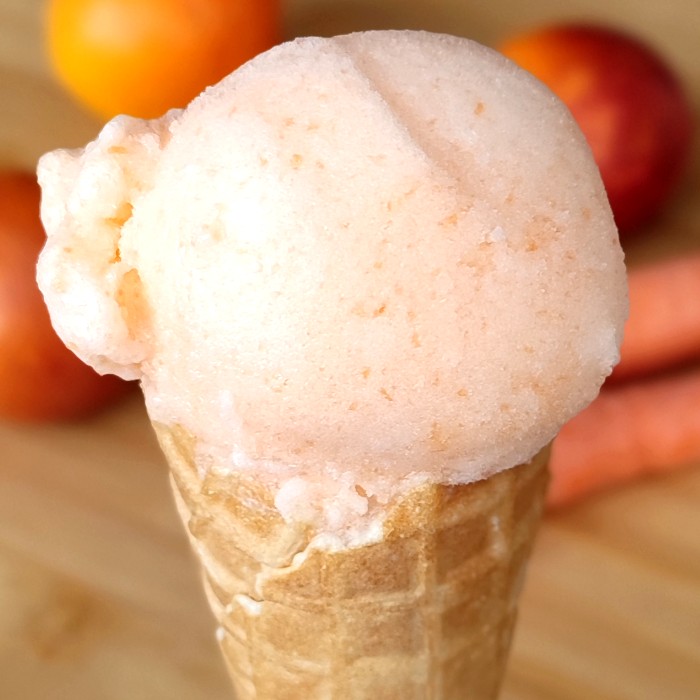 een hoorntje sorbetijs van wortelen