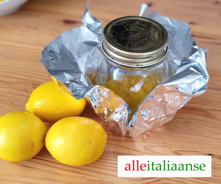 Limoncello-infusie verpakt in aluminiumfolie