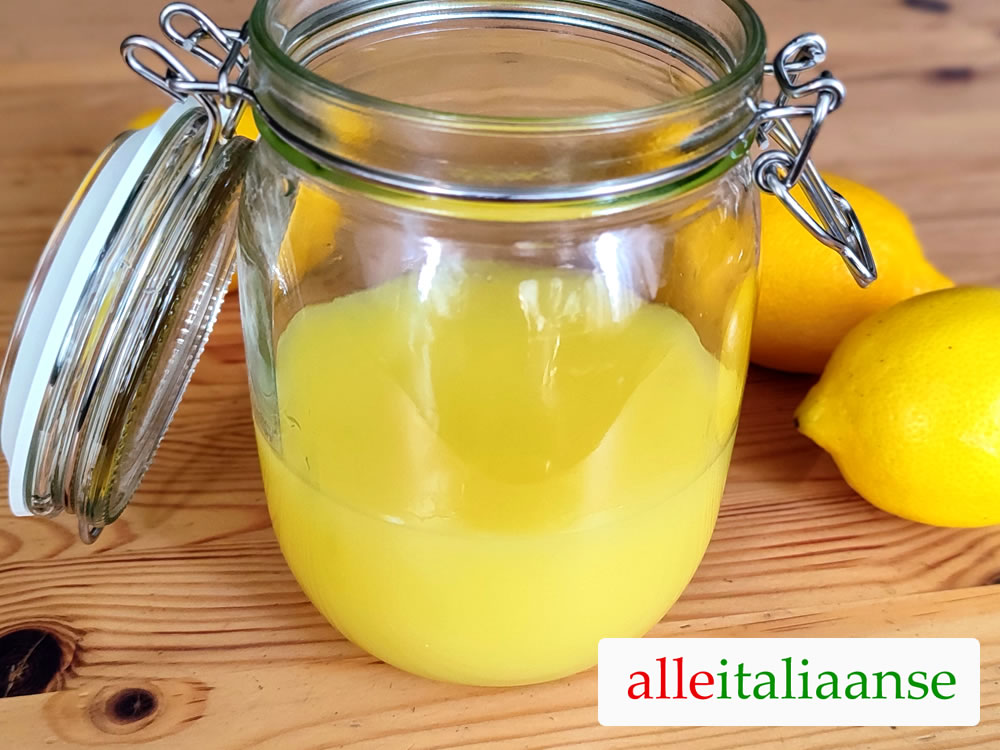 Zelfgemaakt limoncello klaar in een potje