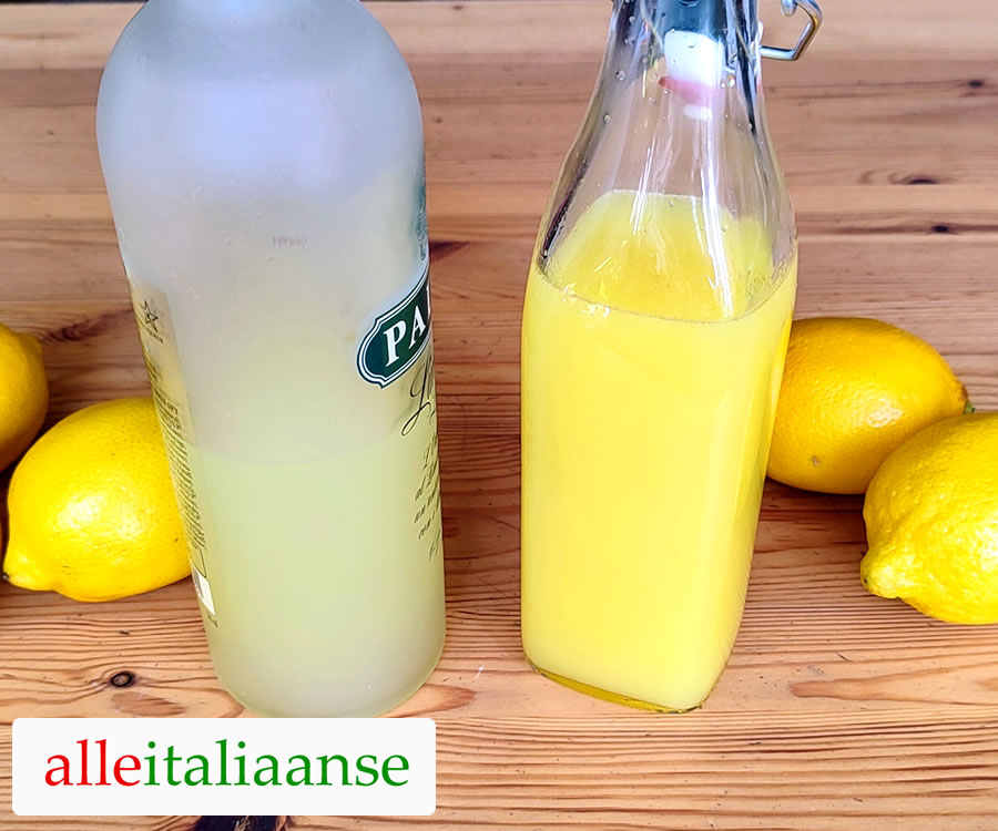 Een fles zelfgemaakte limoncello naast een fles limoncello uit de winkel