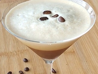 Een Italiaanse caffe shakerato op een tafel