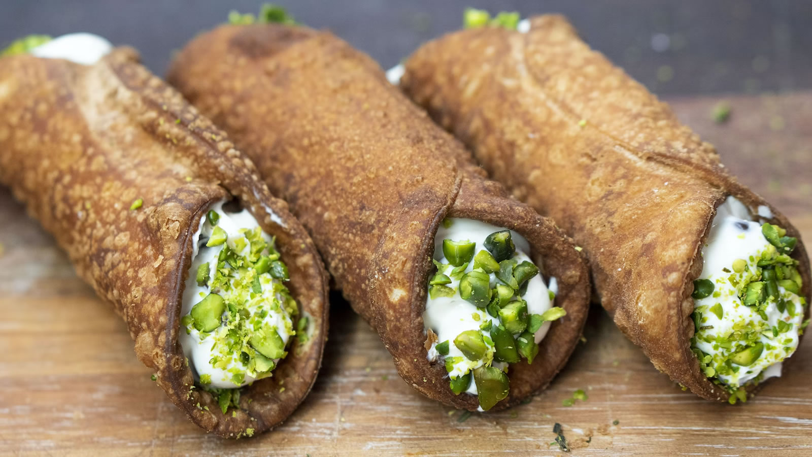 Cannoli versierd met pistachenoten