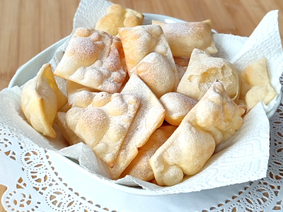 Chiacchiere op een bord