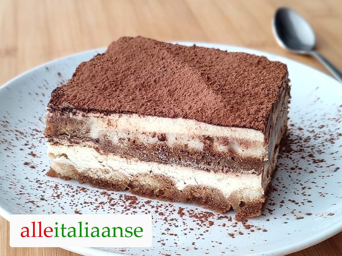 Een Italiaanse tiramisù, gemaakt met mascarpone, koffie en cacao.