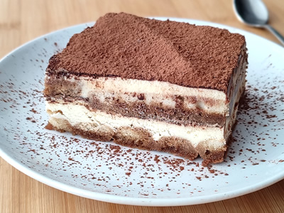 Een klassieke Italiaanse tiramisu op een tafel