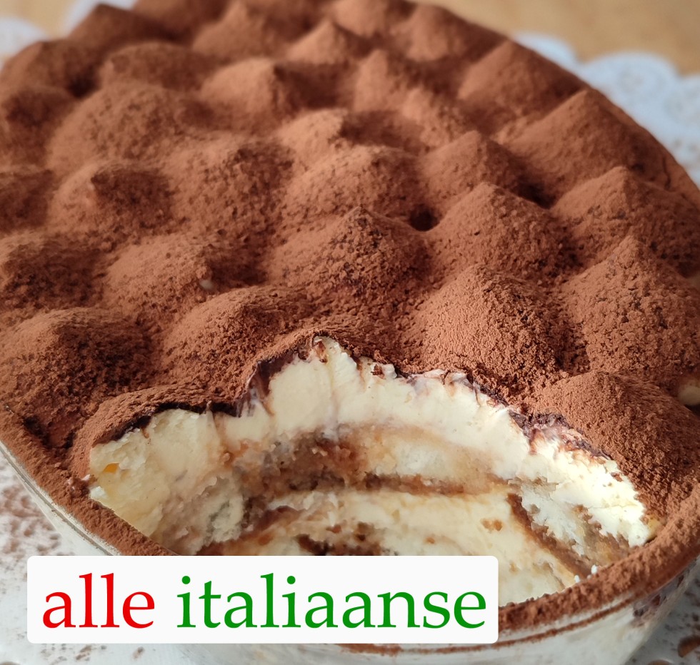 Een klassieke tiramisu in een ovenschaal bedekt met cacaopoeder