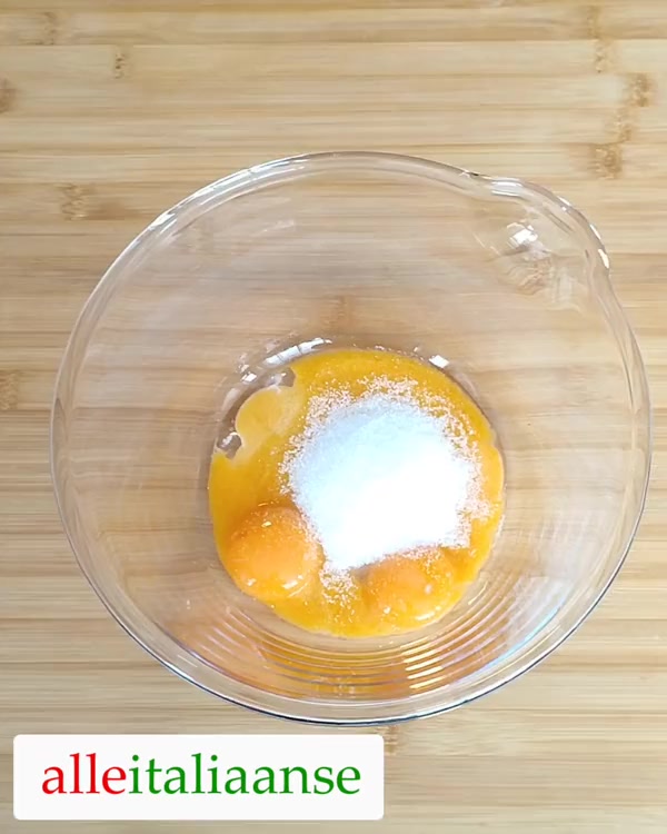 Meng suiker en eidooiers