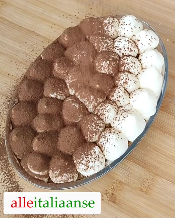 Decoreer en voeg de cacao toe