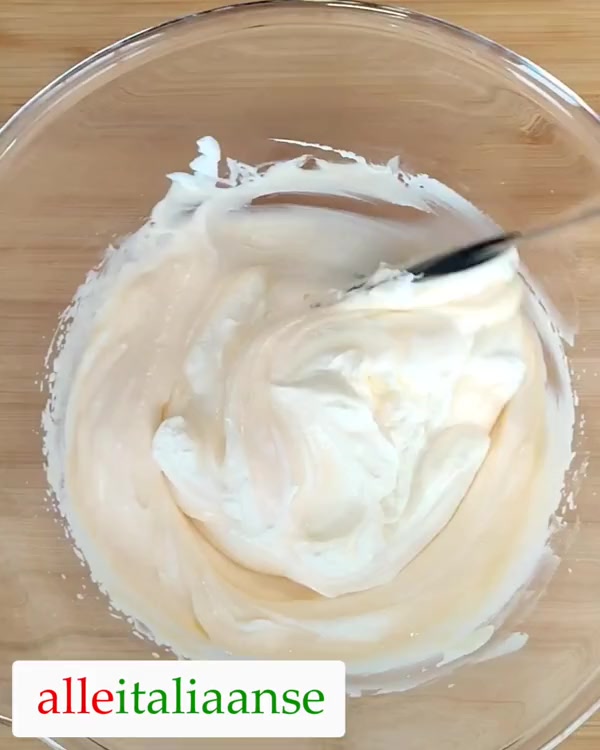 Voeg de slagroom toe aan de mascarpone room