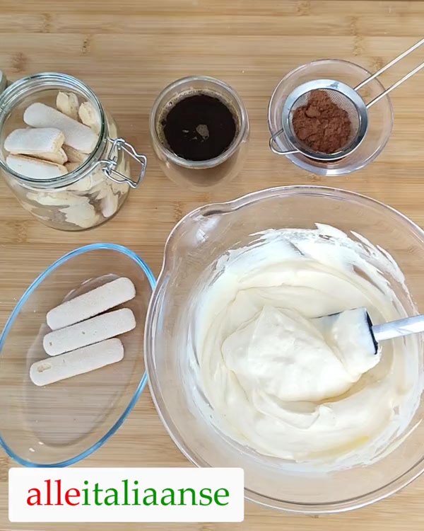 Stel de tiramisù samen