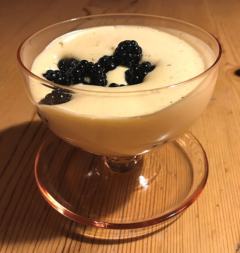 Een lekker Zabaglione versierd met bramen